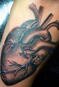 Tyttö käsivarsi mustalla harmaalla luonnos pricking tekniikka luova sydän tatuointi kuva