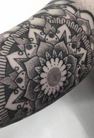 tatuazh Brahma, krahu i djalit, tatuazh i zi dhe gri, foto vanilje