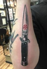 Ingalo yomfana kwisiketi esimnyama esimnyama esiyi-bush trick domineering dagger tattoo picture