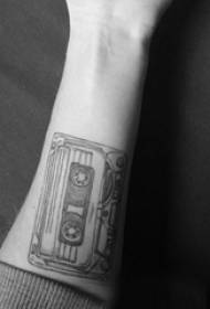 Черно сиво татуировка момиче черно сиво татуировка снимка на ръката