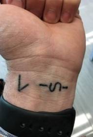 Símbolo de tatuaje, brazo de niño, imagen de símbolo de tatuaje de línea simple