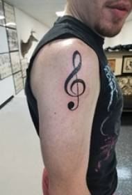 Braccio da ragazzo su linea nera foto letteraria estetica classica nota tatuaggio