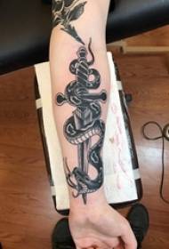 Рука хлопчыка на чорна-шэрым эскізе кропка шып майстэрства творчая змея татэмны кінжал татэм