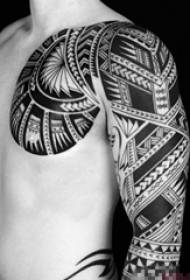 Jongen met arm op zwart totem tattoo patroon