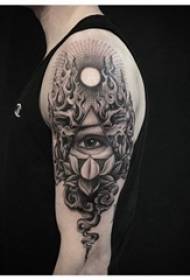 Ysan samari a kan zane-zanen launin toka baƙar fata tare da hotunan tattoo eye