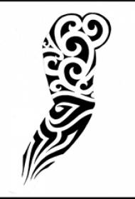 Kūrybinė ranka ant juodų abstrakčių linijų genties totemo tatuiruotės rankraščio