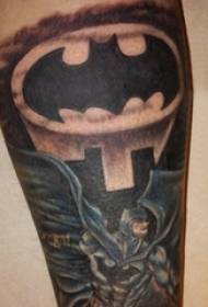 តួប្រុសសាក់រូប Batman នៅលើរូបសាក់រូបដំបងពណ៌