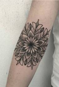 काले स्केच रचनात्मक फूल टैटू तस्वीर पर लड़की की बांह