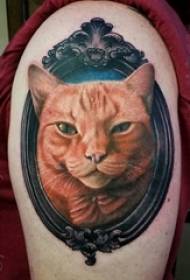 Merginos, piešiančios rankomis, dailias gražių kačių ir veidrodinių tatuiruočių nuotraukas