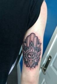 Musta harmaa tatuointi miesopiskelija käsivarsi mustalla harmaalla tatuoinnilla fatima käsi tatuointi kuva