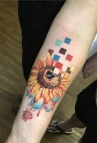 Splash tinta tato bahan gambar lengan gadis berwarna tato bunga matahari