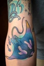 Brazo do neno pintado acuarela bosquexo creativo literario fermoso peixe tatuaxe imaxe