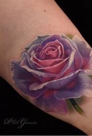 Arm van het meisje geschilderd aquarel creatieve persoonlijkheid 3d roos prachtige tattoo foto