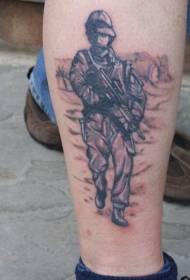 갈색 총을 가진 다리 문신 된 군인