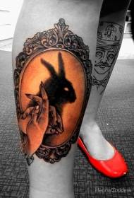 Tatuaggio colorato di gambe con fantastica ombra grande coniglio ritratto