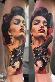 Заводљива жена у боји ногу са узорком тетоваже пиштоља