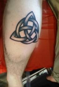 Gambo maschio del tatuaggio geometrico sull'immagine grigia nera del tatuaggio geometrico