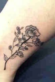 黒い花の入れ墨の写真に植物のタトゥーの女の子ふくらはぎ