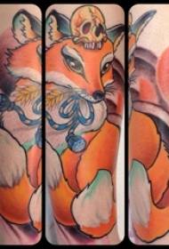 Garota de tatuagem de raposa de nove caudas na panturrilha na imagem de tatuagem dócil raposa