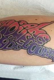 European și american graffiti tatuaj mascul bărbat pe graffiti colorat poza engleză tatuaj