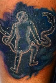Забавно нарисованный тату в виде человечка и змеи на ногах