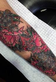Le gambe colorano varie maschere samurai con immagini di tatuaggi floreali