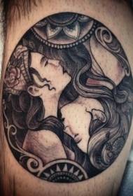 Immagine rotonda del tatuaggio del ritratto della donna di stile di stile della gamba