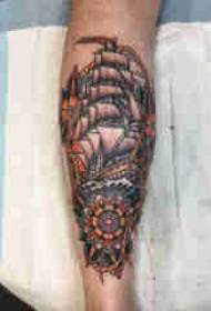 Shank laki-laki tato Eropa shank pada gambar bunga dan tato berlayar