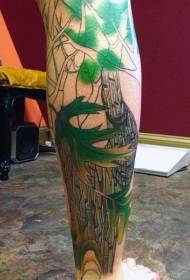 色の木と山の入れ墨のパターンを持つ男性の足