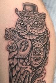 Tattoo uil mannelijk kalf op de zwart-grijze tattoo uil foto