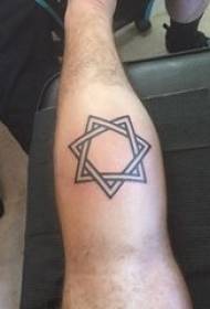 Elemento geométrico del tatuaje de la pantorrilla masculina en la imagen del tatuaje geométrico negro