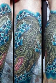 Kolor tatuażu realistyczny krokodyl tatuaż