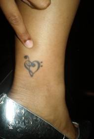 image de tatouage en forme de coeur de la jambe simple clé de sol