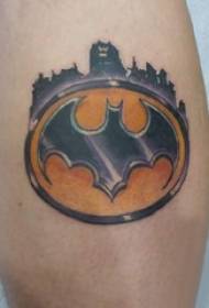 ragazzi sul polpaccio dipinte sfumate geometriche linea semplice Batman simbolo tatuaggio immagine