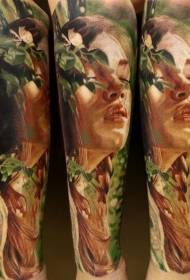 植物の入れ墨を持つ脚色の甘い女の子の肖像画