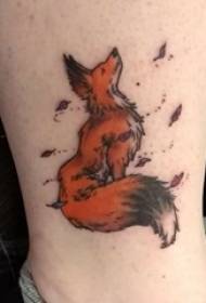 ragazzi sui polpacci Linee astratte sfumate dipinte immagini di piccoli animali volpe tatuaggio