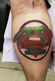 Superman logotipo tatuagem masculino estudante bezerro na foto redonda e superman logotipo tatuagem