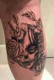 Европейская татуировка с изображением икры на татуировке в виде цветка и маски