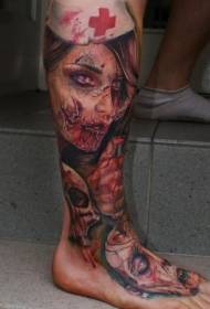 Vrlo realistična tetovaža medicinske sestre zombi na nozi