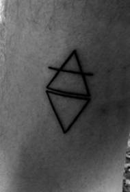 kurik li ser xetên reş elementên geometrîk tattoo Picture