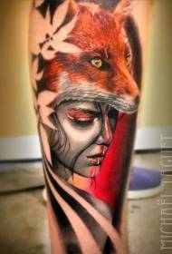 kojos spalvos moteris su lapės šalmo tatuiruotės modeliu