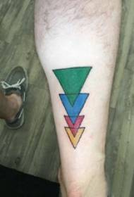 Haste masculina de figura de tatuagem triângulo na imagem de tatuagem triângulo colorido