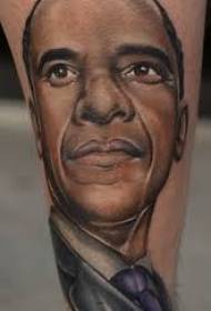 Warna potret tattoo Barack Obama dina gaya leg realistis