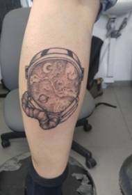 Tattoo Planet Boys viç në fotografinë e zezë të tatuazhit të planetit gri