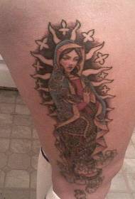 colore delle gambe che prega il modello affascinante del tatuaggio della ragazza