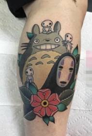 wavulana kwenye ndama walijenga mimea ya maua na picha za anime za chinchillas za tattoo