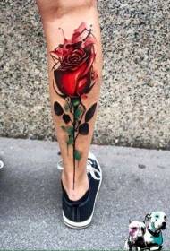 다리에 아름 다운 색된 빨간 장미 문신 그림