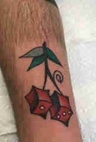 rastlina tatoo moški krak barvna geometrijska slika češnjevega tatoa