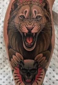 Immagine del tatuaggio del capitano e del leone di vitello maschio tatuaggio leone re