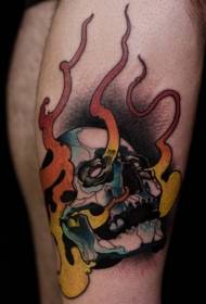 Cráneo humano en cor de pernas con patrón de tatuaxe de chama
